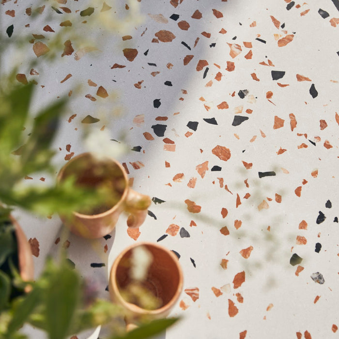 Tikamoon - Ronde tuintafel van premium terrazzo en metaal 90 brown