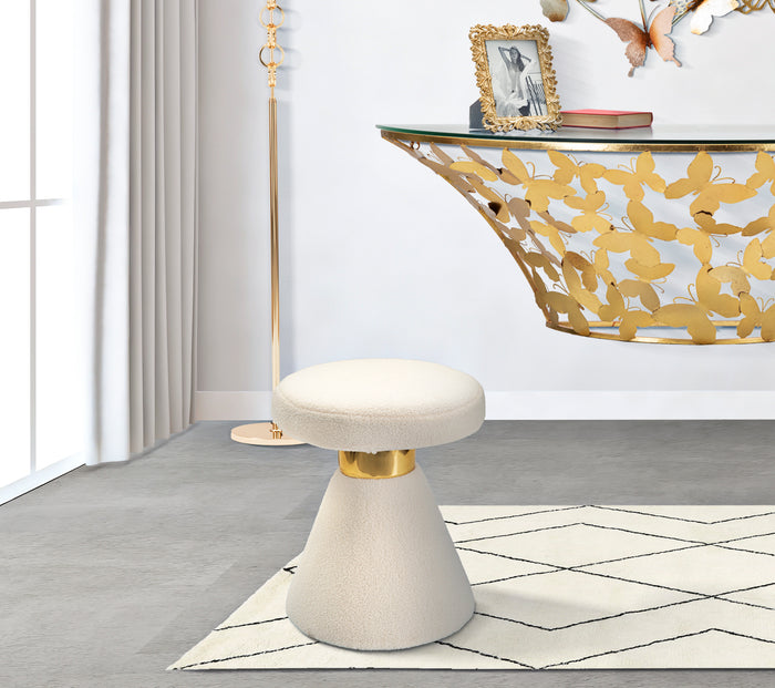 Iceland - Witte en gouden gestoffeerde stoffen tafel