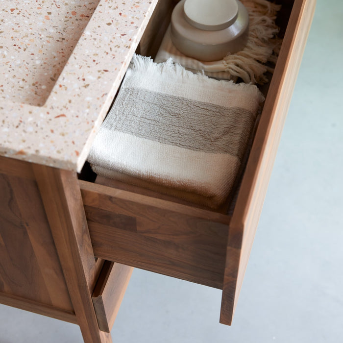 Tikamoon - Badkamermeubel van massief walnoothout en terrazzo Pink 80