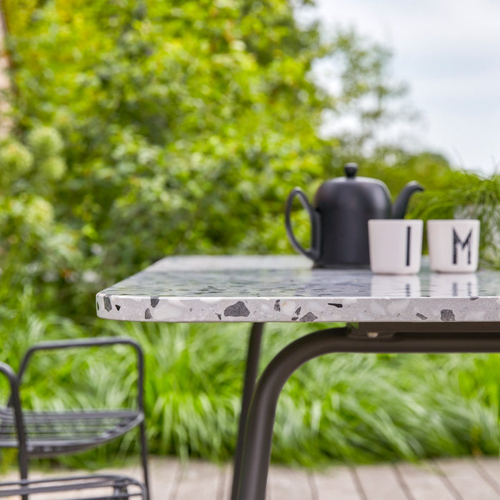 Tikamoon - Rechthoekige tuintafel van terrazzo en grijs metaal 4|6 p.