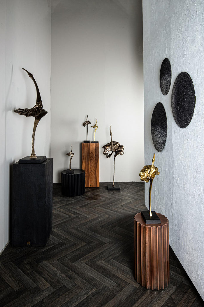 PTMD Yobie Gold casted alu swan statue black base L