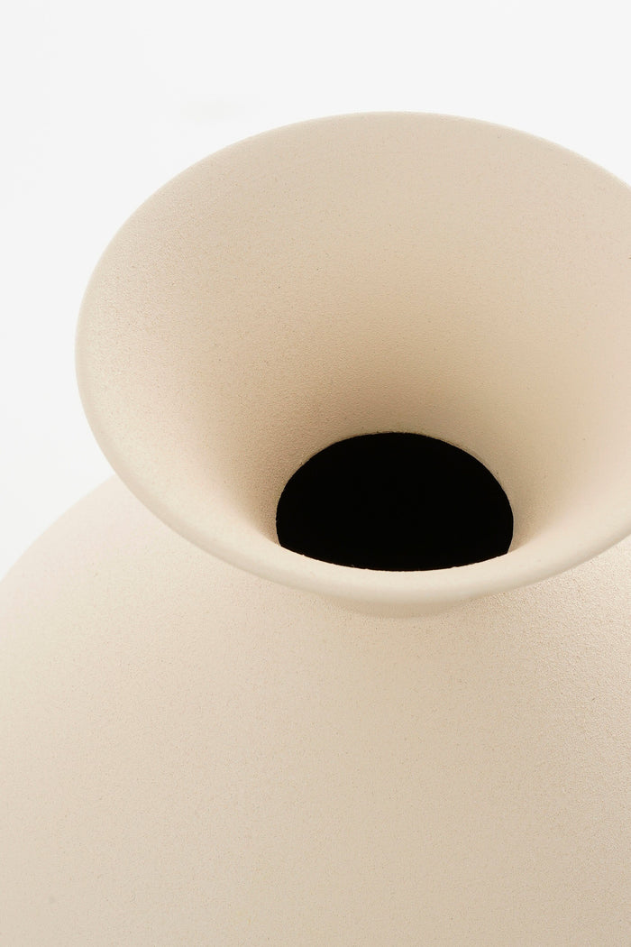 Mica Decorations Gyge Vaas - L26 x B22 x H31 cm - Metaal - Off-white