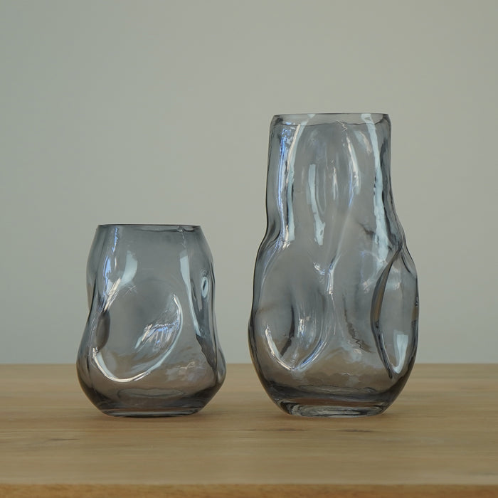 QUVIO Vaas ingedeukt – Maat L – Glas – Grijs