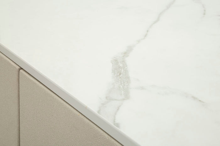 Kast in beige stof en goudkleurig metaal, 140x45x76 cm