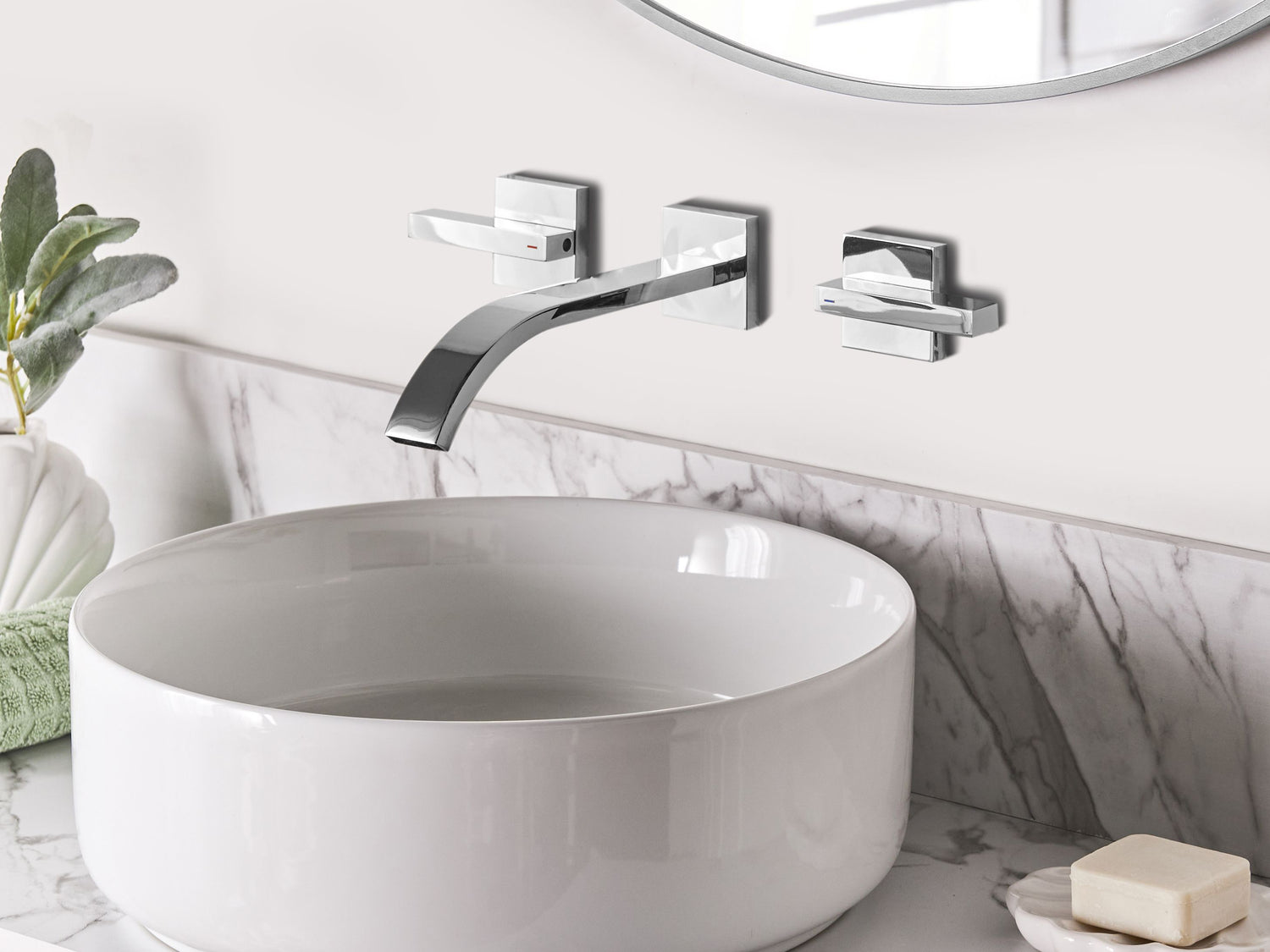 Beliani - BERRACO - Wandgemonteerde mengkraan - Zilver - Messing