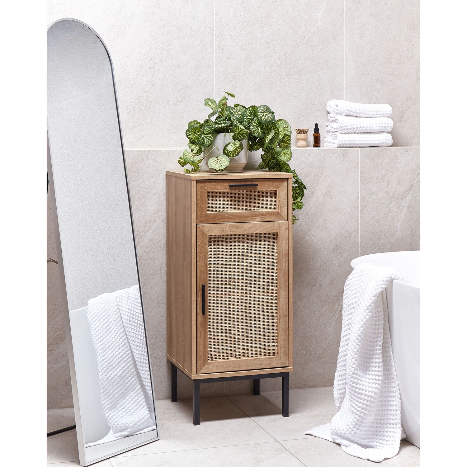 Beliani-ROSELL-Staande badkamerkast-Lichthout-40 x 92 cm-Vezelplaat