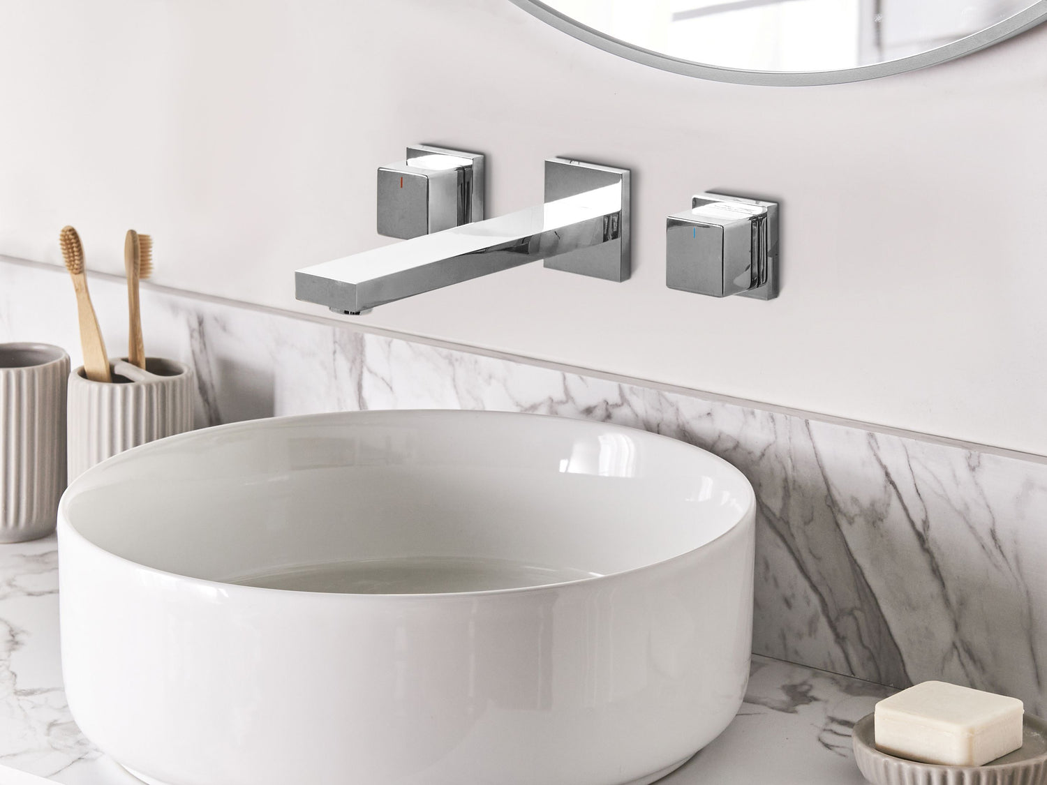 Beliani - PAILON - Wandgemonteerde mengkraan - Zilver - Messing