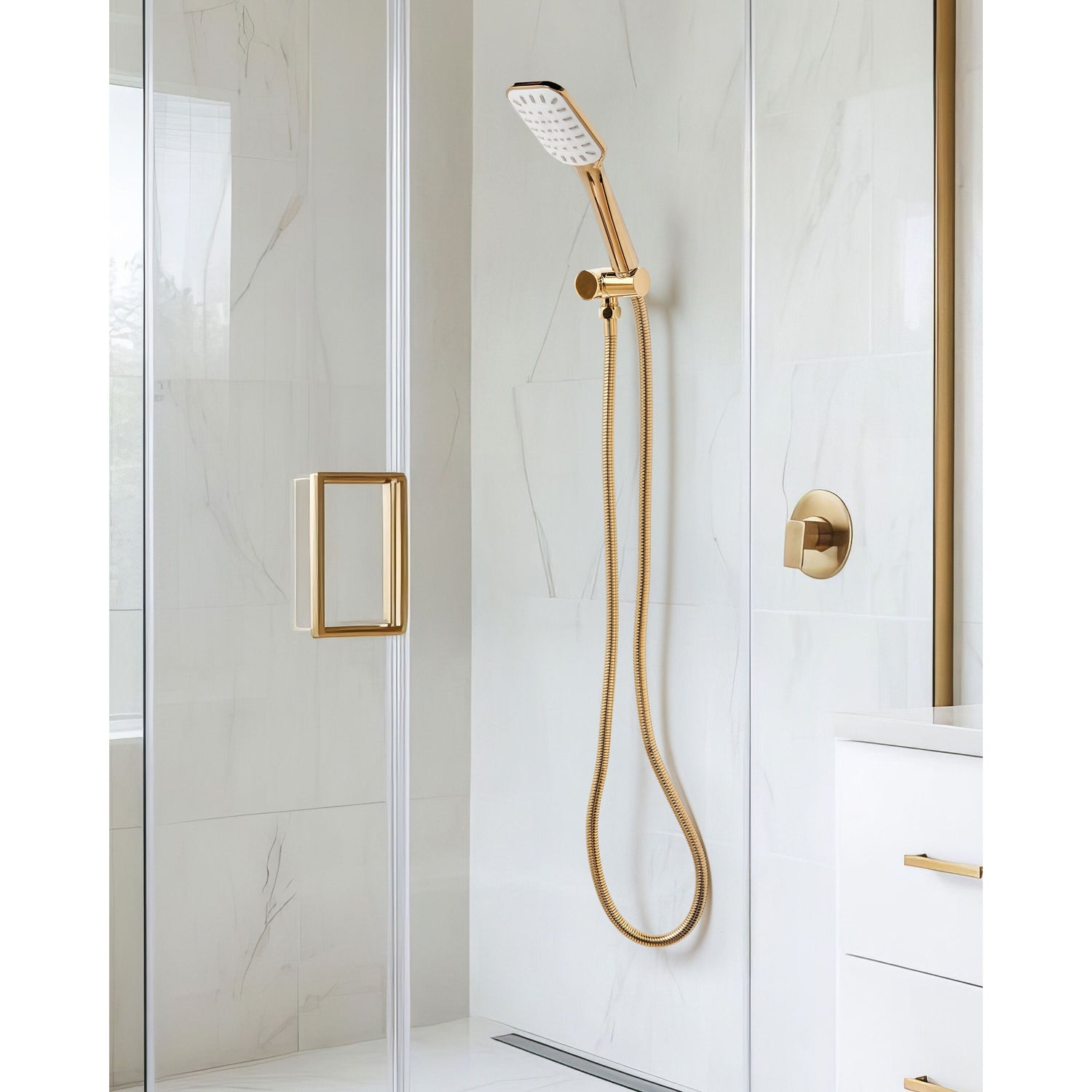 Beliani - AMAJA - Douchekop met doucheslang - Goud - ABS kunststof