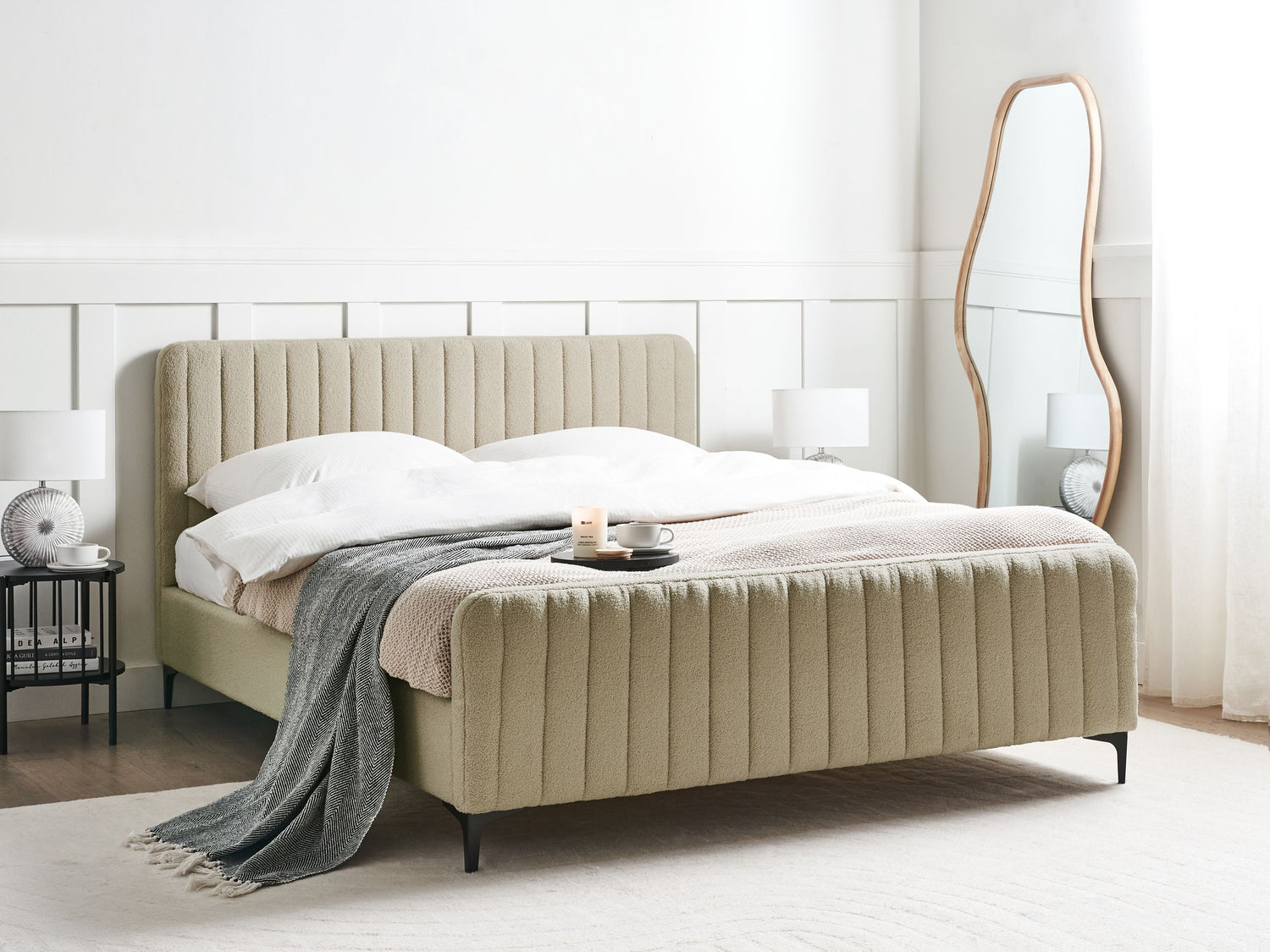 Beliani - LUNAN - Tweepersoonsbed - Beige - 160 x 200 cm - Bouclé