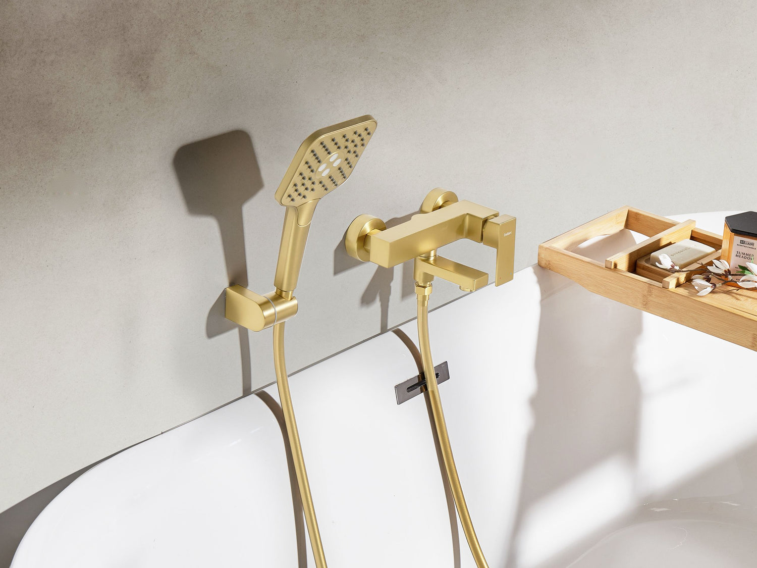 Beliani - TARAPOTO - Wandgemonteerde badmengkraan - Goud - Messing