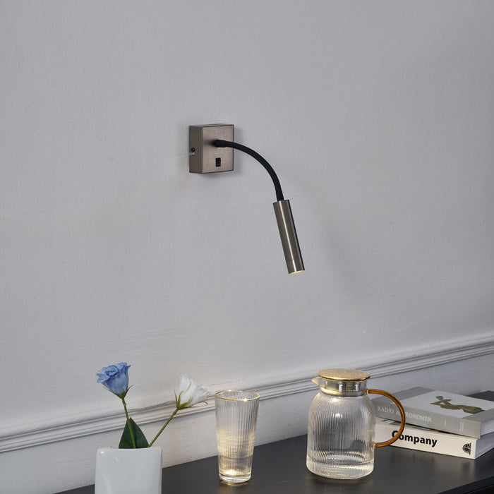 QAZQA Moderne wandlamp gunmetal met USB-C poort - Gosna