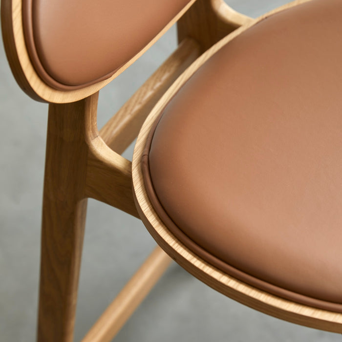 Tikamoon -  Counterstoel Maia in massief eikenhout en leer