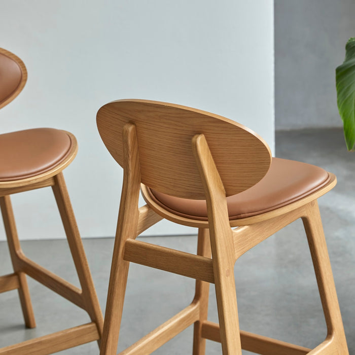 Tikamoon -  Counterstoel Maia in massief eikenhout en leer