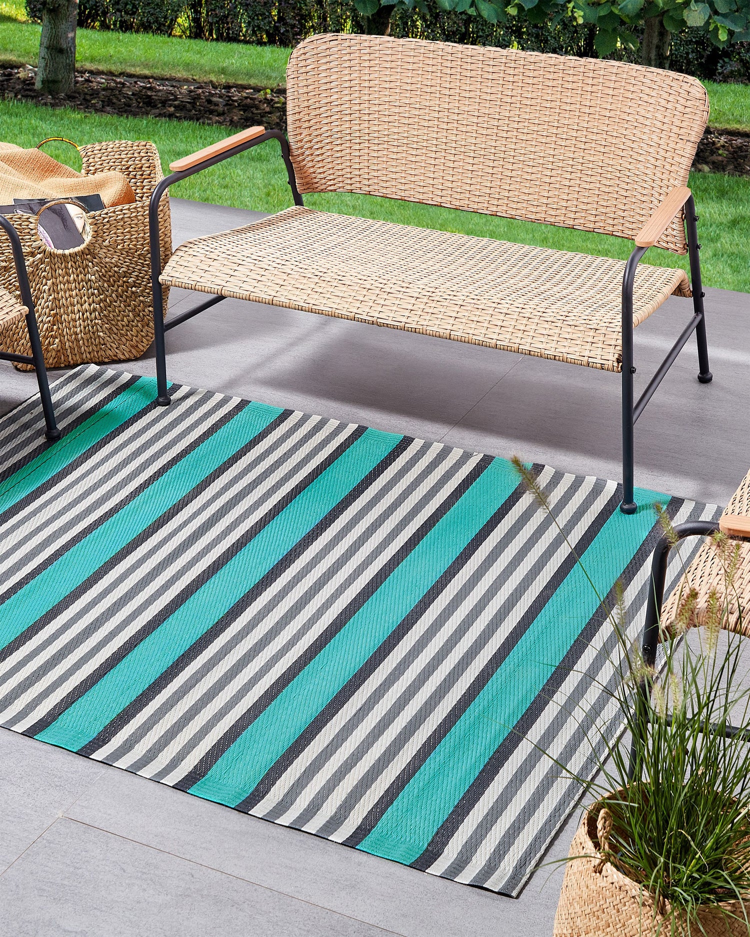 Beliani-SAUGOR-Outdoor vloerkleed-Turquoise-120 x 180 cm-Synthetisch
