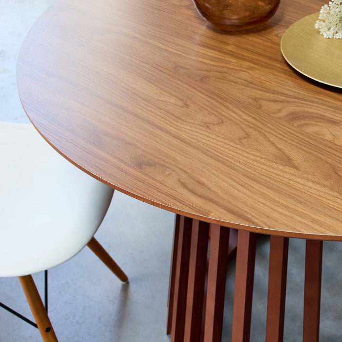 sweeek - Eettafel met houteffect, sparrenhouten poten, 4 zitplaatsen