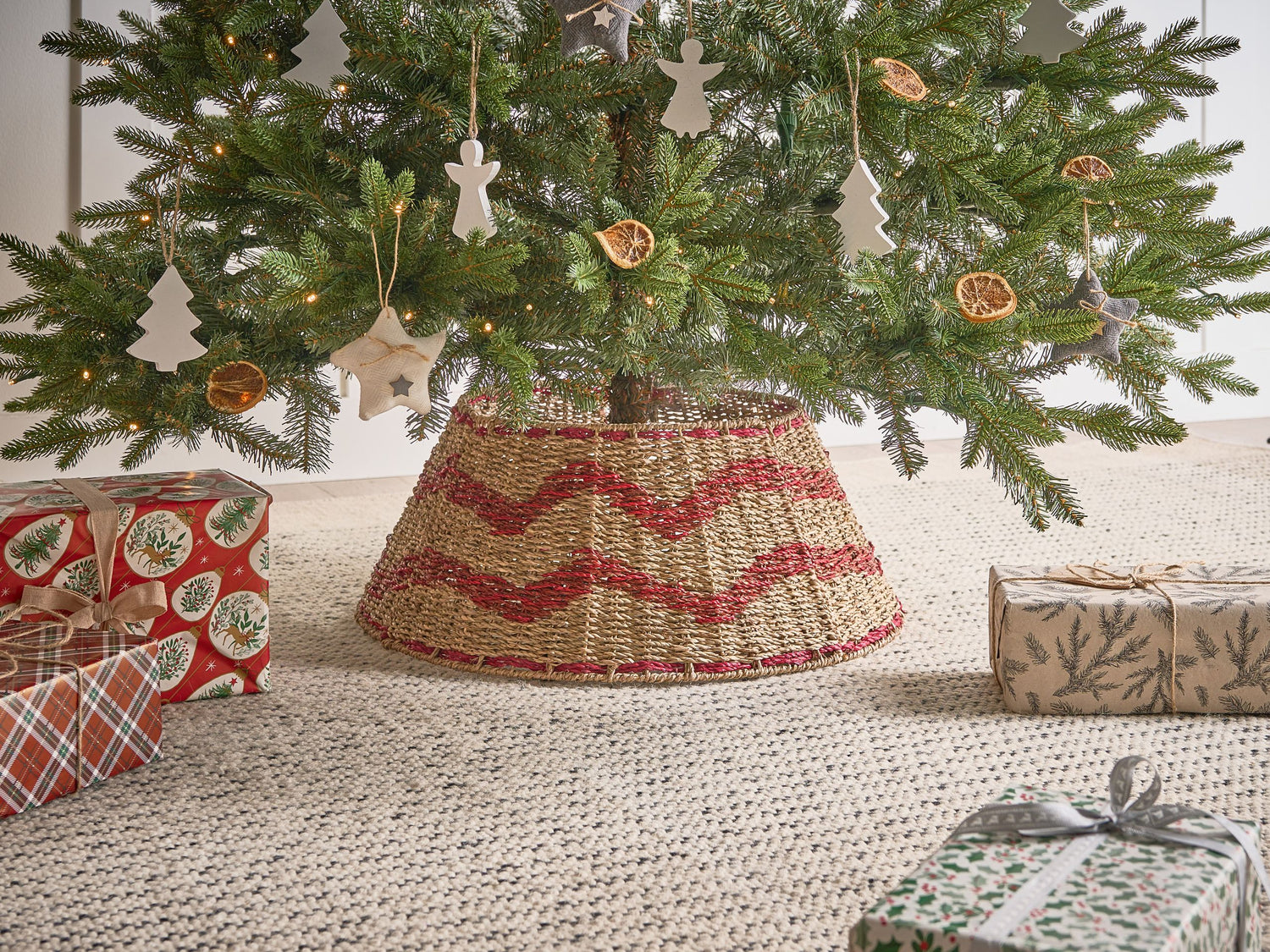 Beliani - HIVER - Kerstboomrok - Natuurlijk|Rood - ⌀ 51 cm - Zeegras