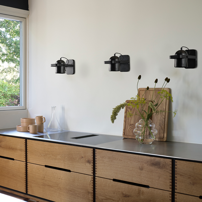 Villa Collection Nesvik Kantelbare Metalen Wandlamp Zwart