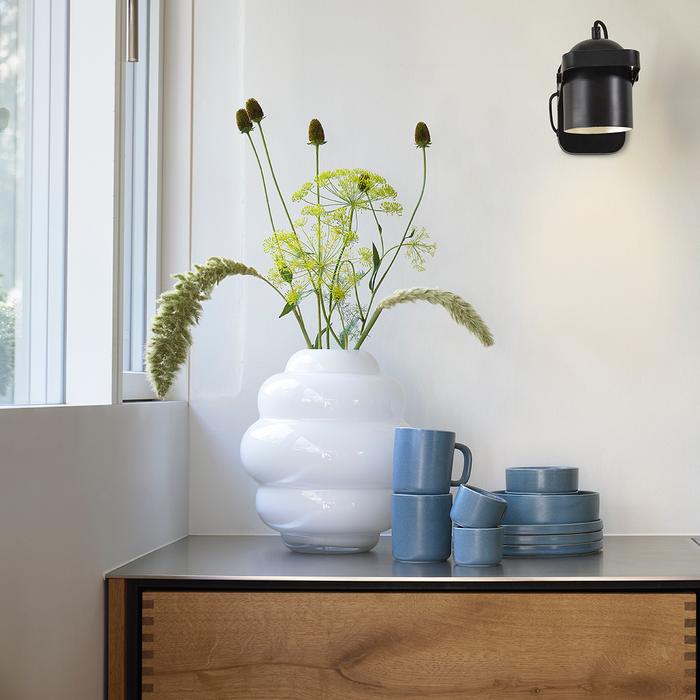 Villa Collection Nesvik Kantelbare Metalen Wandlamp Zwart