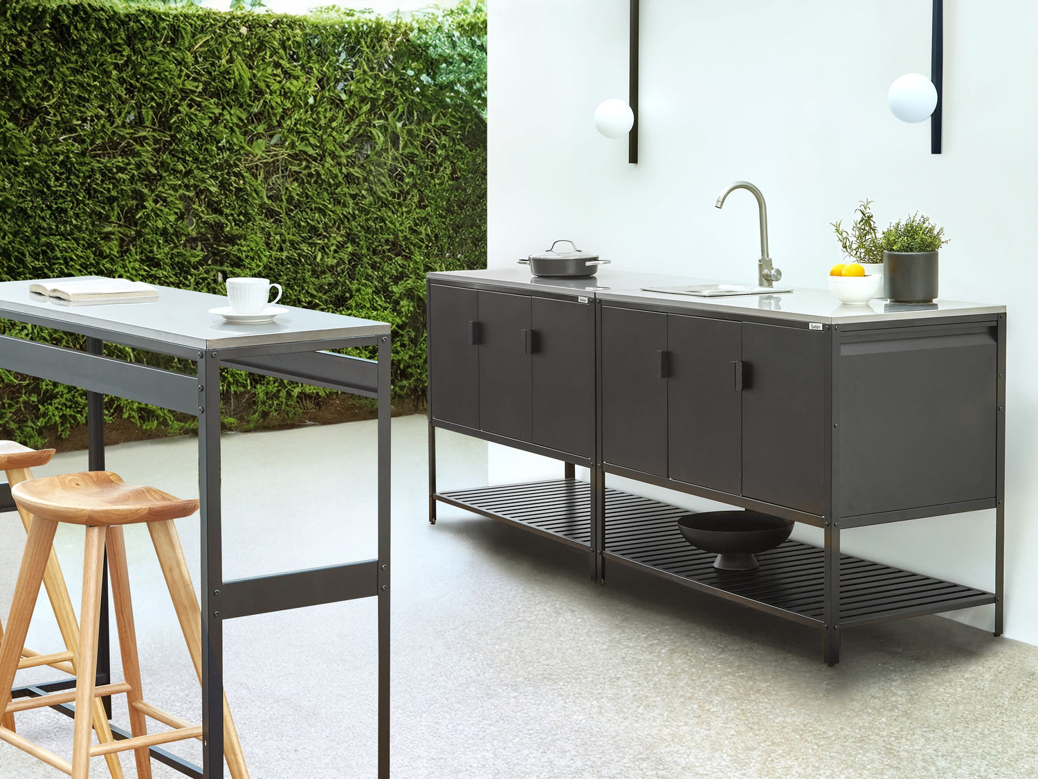 Beliani - MAENZA - Buitenkeukenkast met tafel - Zwart - Staal