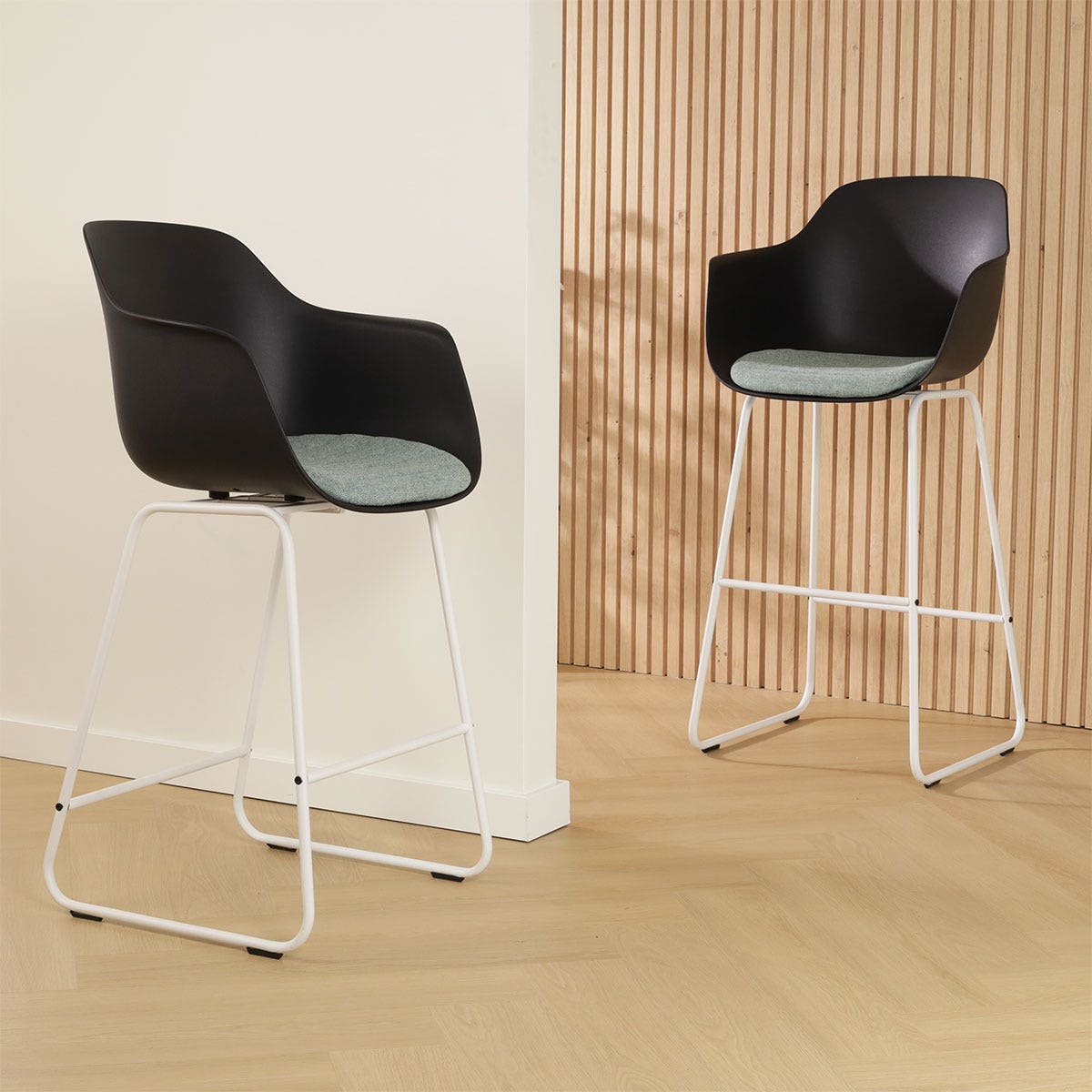 Nolon Nino-Liz Barkruk Zwart - Zacht Groen Kussen - Wit Frame - 65 cm