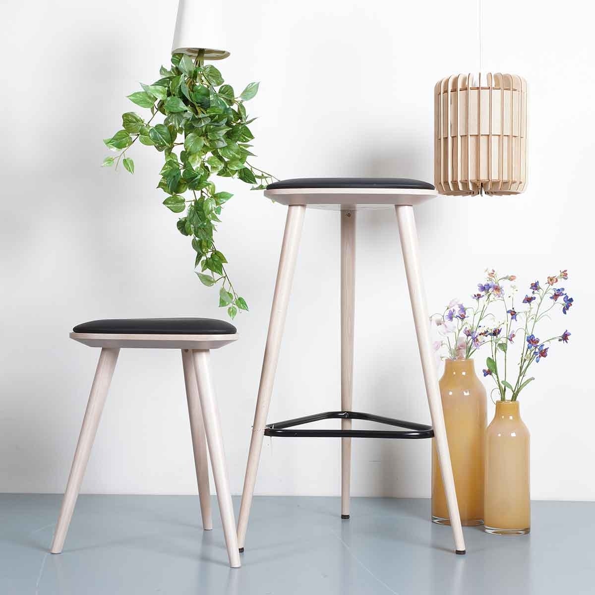 Fameg Finn Houten Krukje met Zwarte Zitting - Whitewash