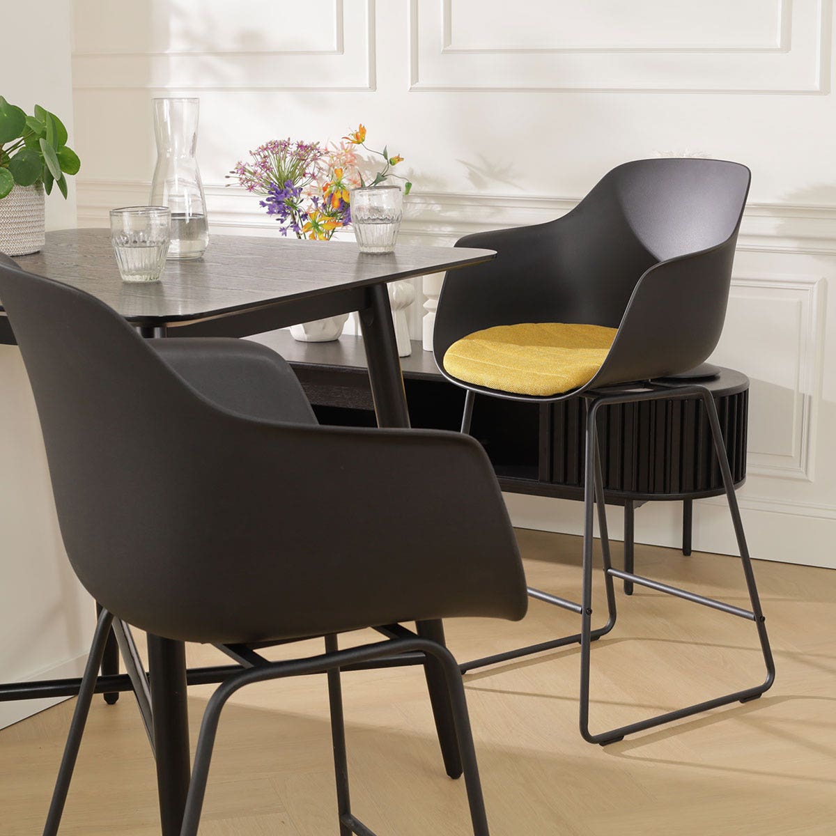 Nolon Nino-Liz Barkruk Zwart - Okergeel Kussen - Zwart Frame - 75 cm