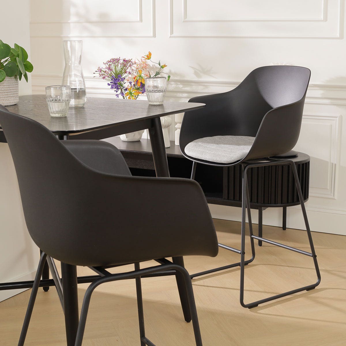 Nolon Nino-Liz Barkruk Zwart - Lichtgrijs Kussen - Zwart Frame - 65 cm