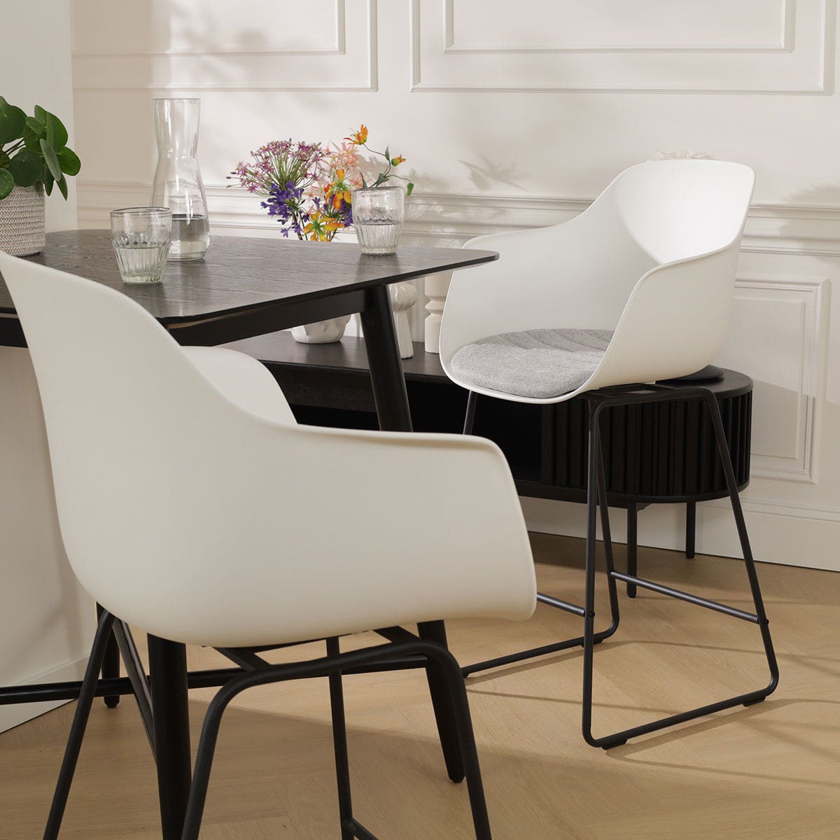 Nolon Nino-Liz Barkruk Wit - Lichtgrijs Kussen - Zwart Frame - 75 cm