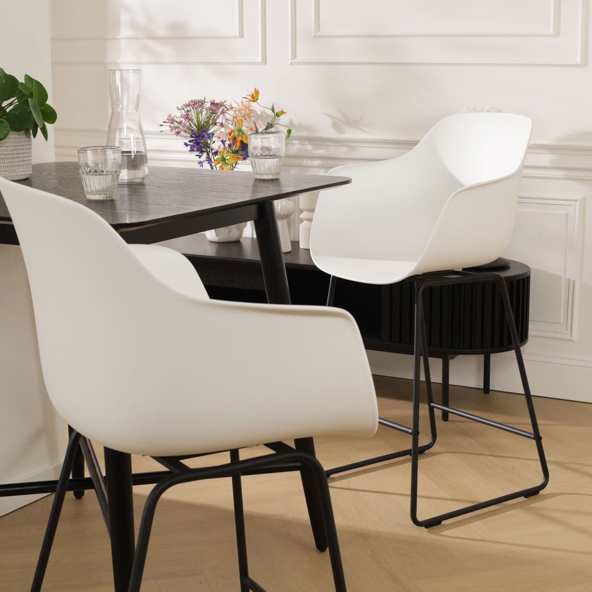 Nolon Nino-Puk Barkruk Wit - Armleunining - Zwart Onderstel - 65 cm