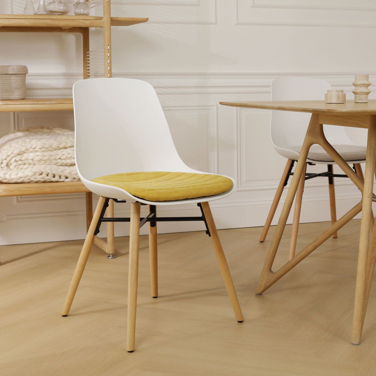 Nolon Nena-Liv Eetkamerstoel Wit - Okergeel Kussen - Houten Poten