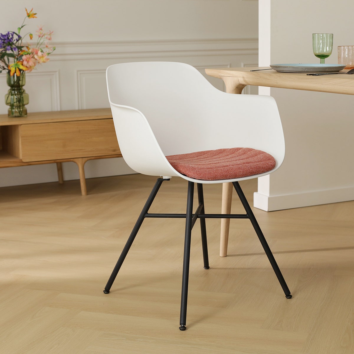 Nolon Noa-Liz Eetkamerstoel Wit - Terracotta Kussen - Zwarte Poten