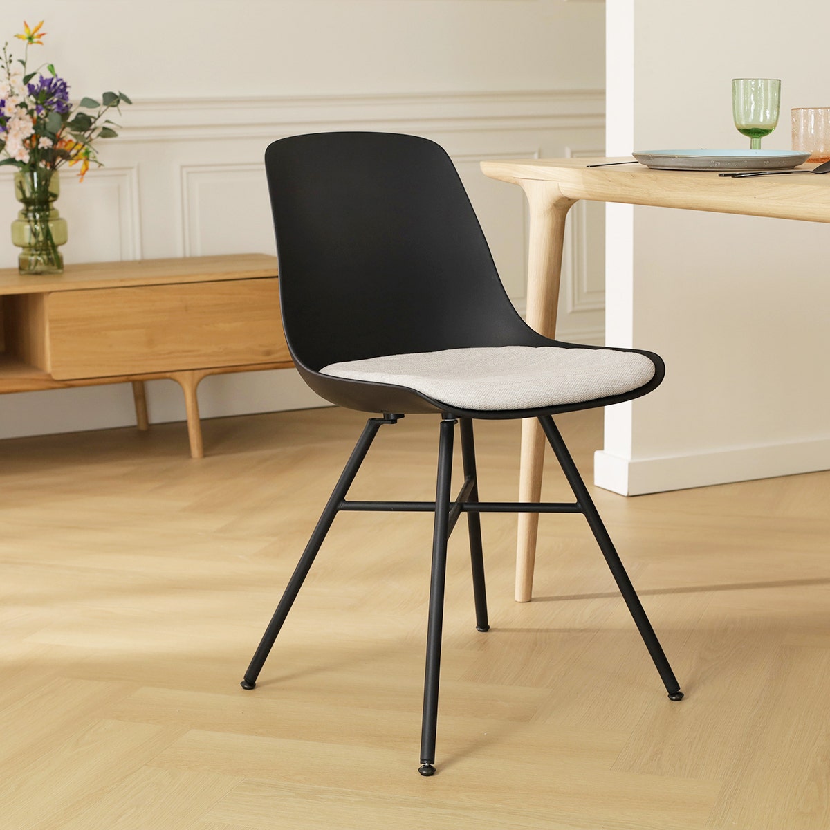 Nolon Noa-Liv Eetkamerstoel Zwart - Beige Kussen - Zwart Onderstel