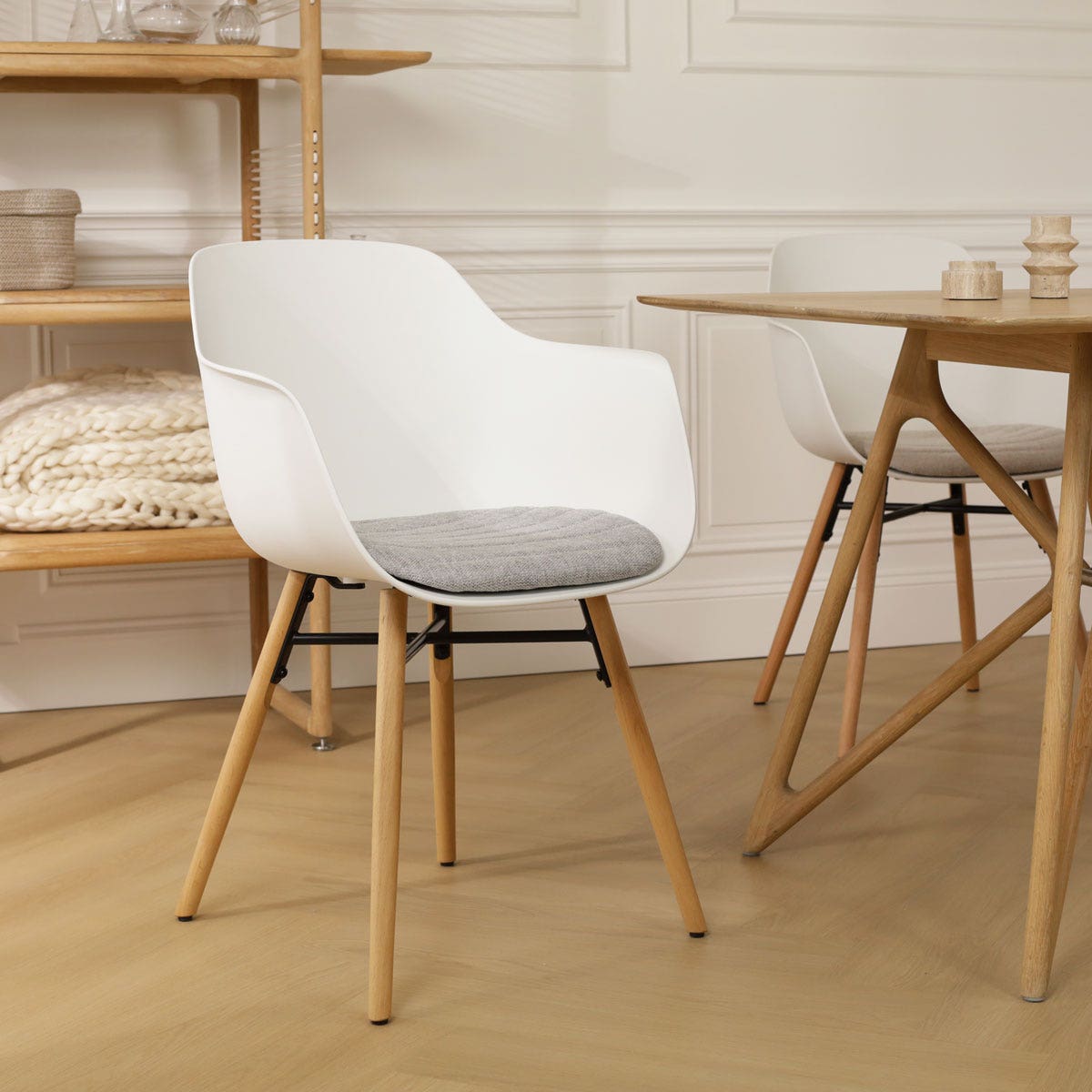 Nolon Nena-Liz Eetkamerstoel Wit - Armleuning - Lichtgrijs Kussen