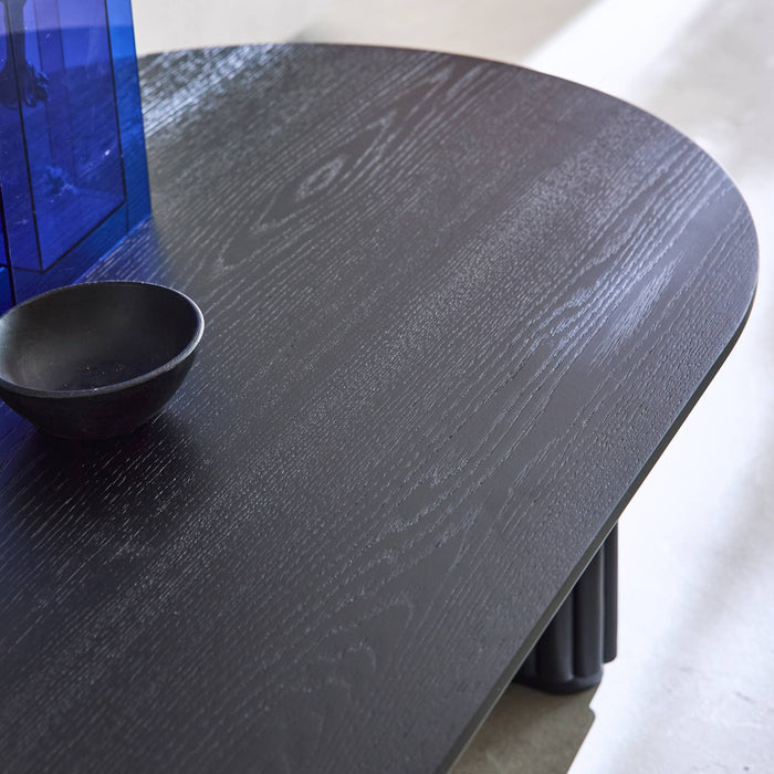 sweeek - Ovale salontafel rubberhout met eikenfineer