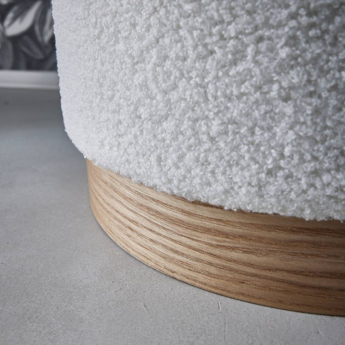 sweeek - Scandinavische poef in witte boucle