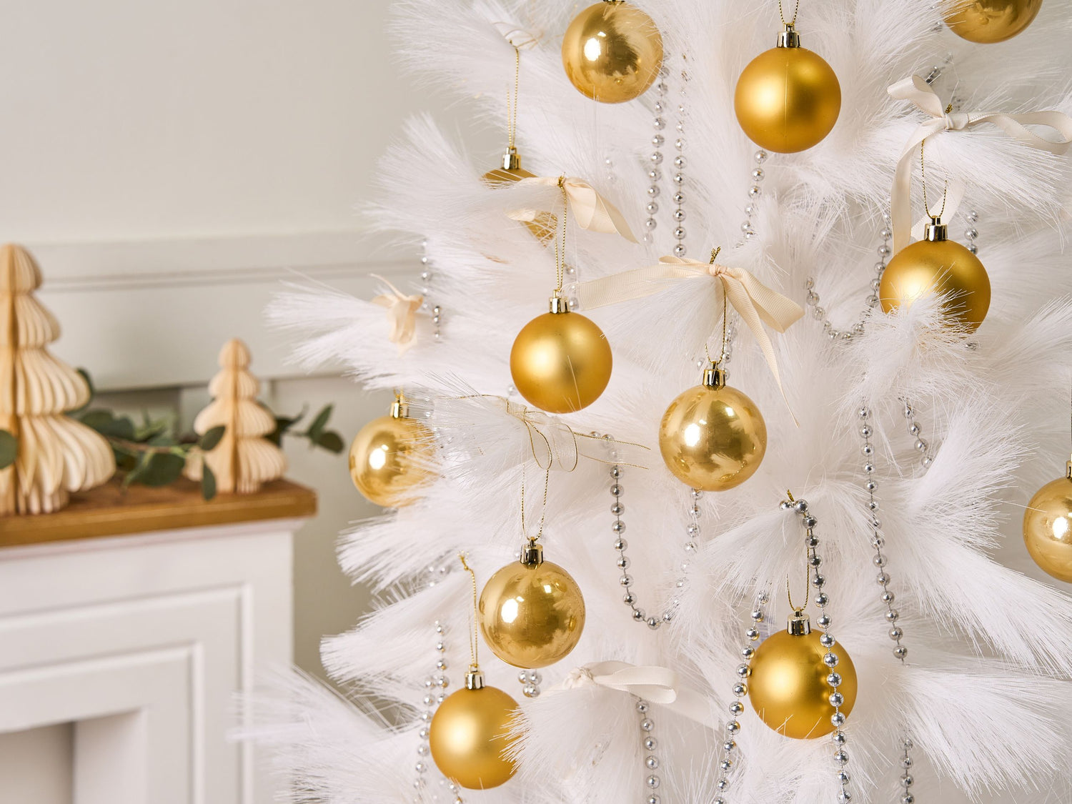 Beliani-FEGEN-Set van 60 kerstballen-Goud-Synthetisch materiaal