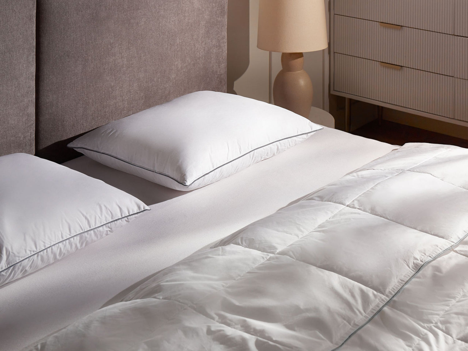 Beliani-TEIDE-Hoofdkussen 3 vakken-Wit-50 x 60 cm-Hoog-Eendenveren