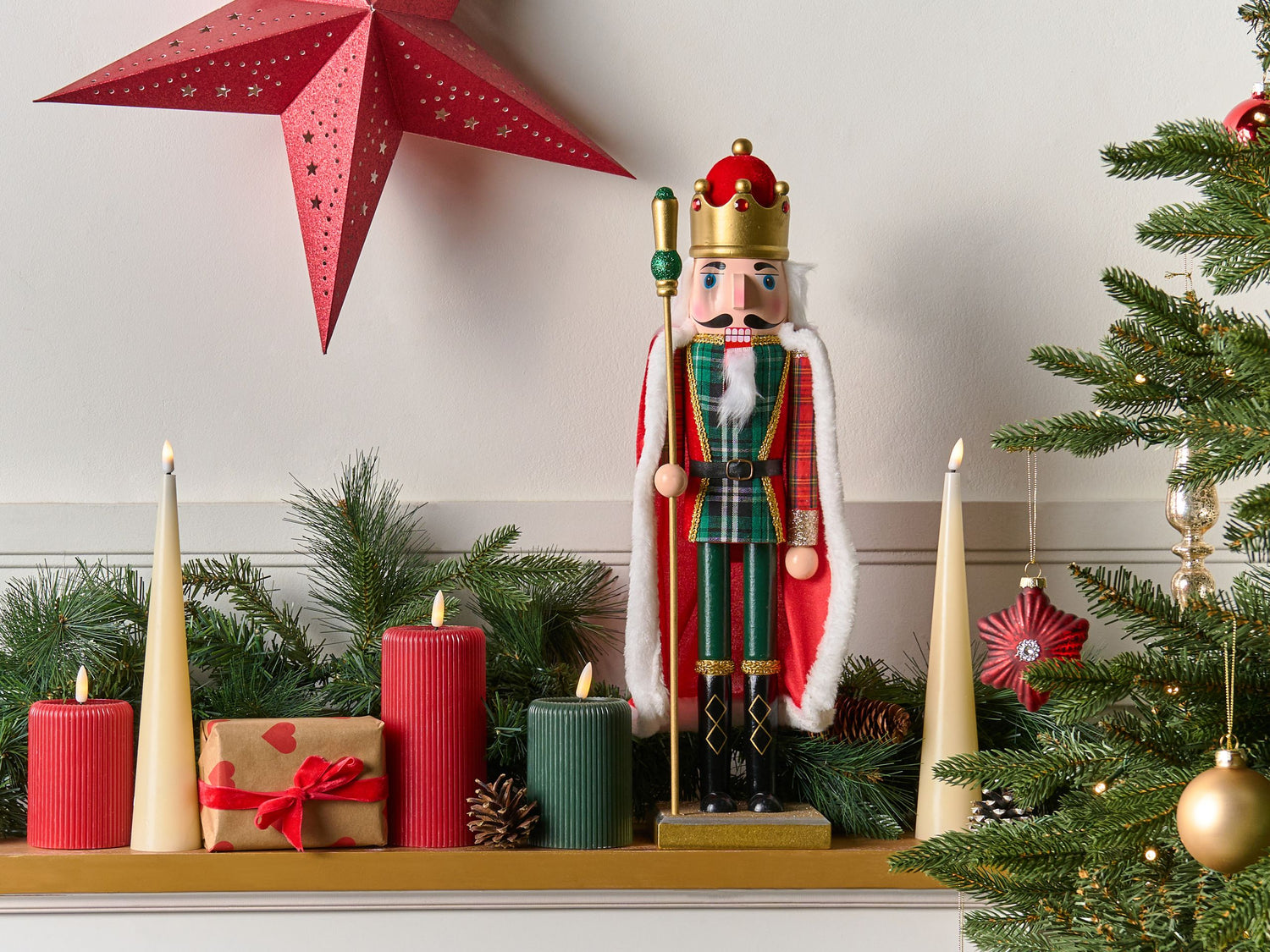 Beliani - HALLSJON - Decoratief figuur - Rood - Dennenhout