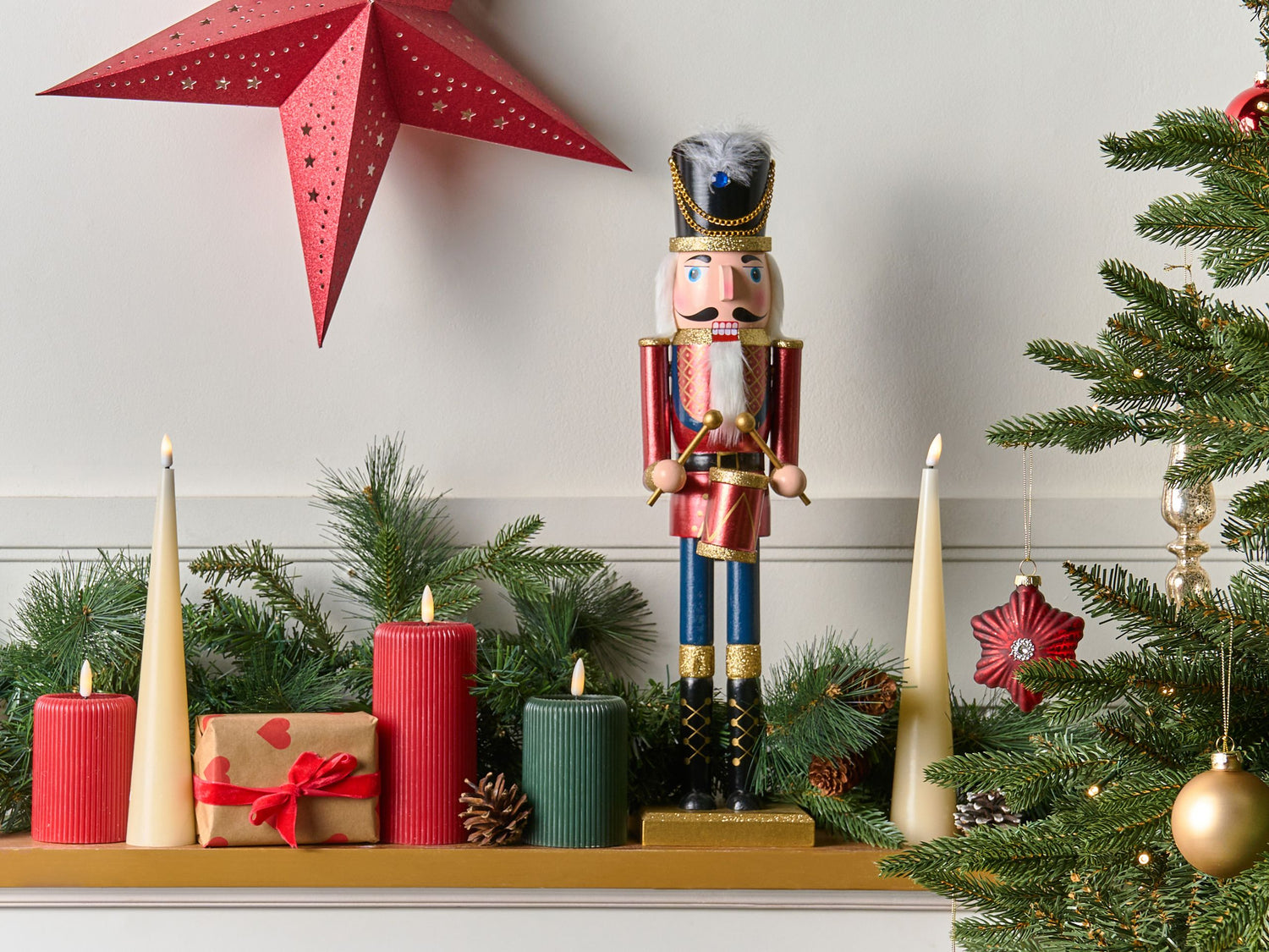 Beliani - HOGSJON - Decoratief figuur - Rood - Dennenhout