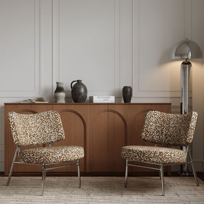 Bruine loungestoel met patroon en textuur.