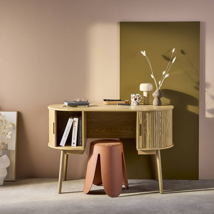 sweeek - Ovaal bureau met gegroefd houteffect en twee opbergruimtes, L