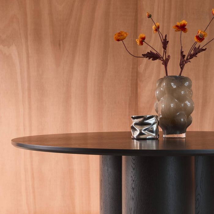 sweeek - Ronde eettafel van rubberhout en eikenfineer voor 4 personen