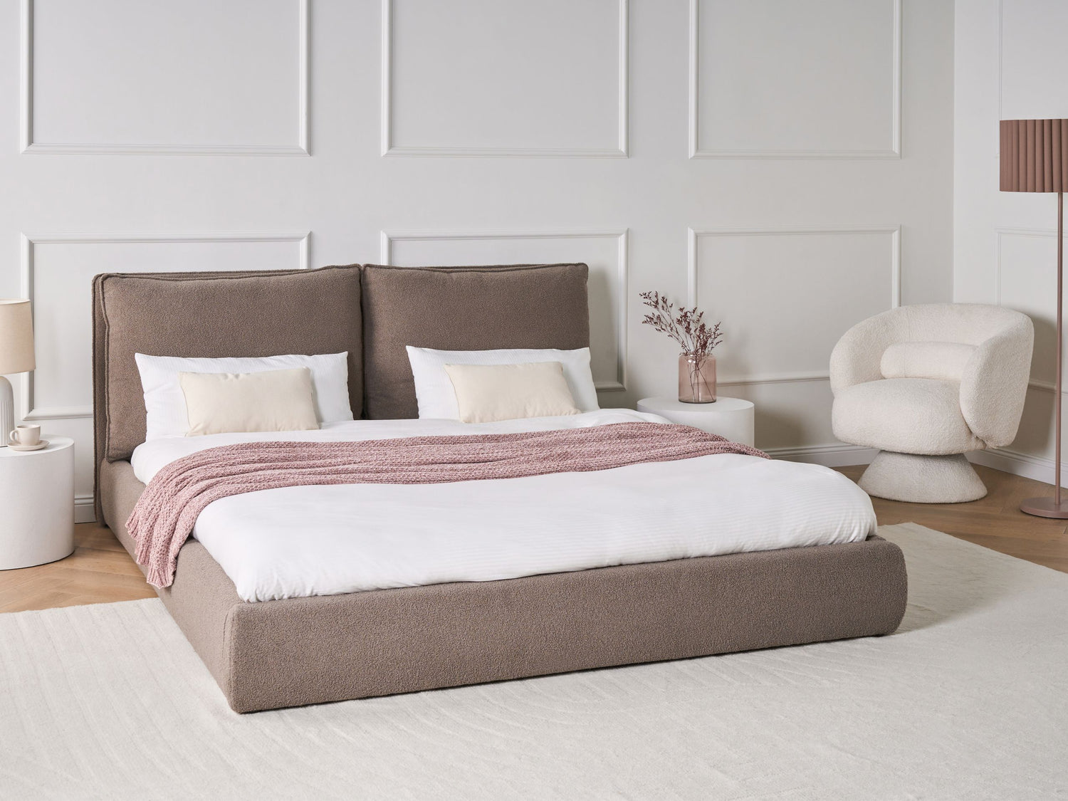 Beliani - BAJONNA - Tweepersoonsbed - Bruin - 180 x 200 cm - Bouclé