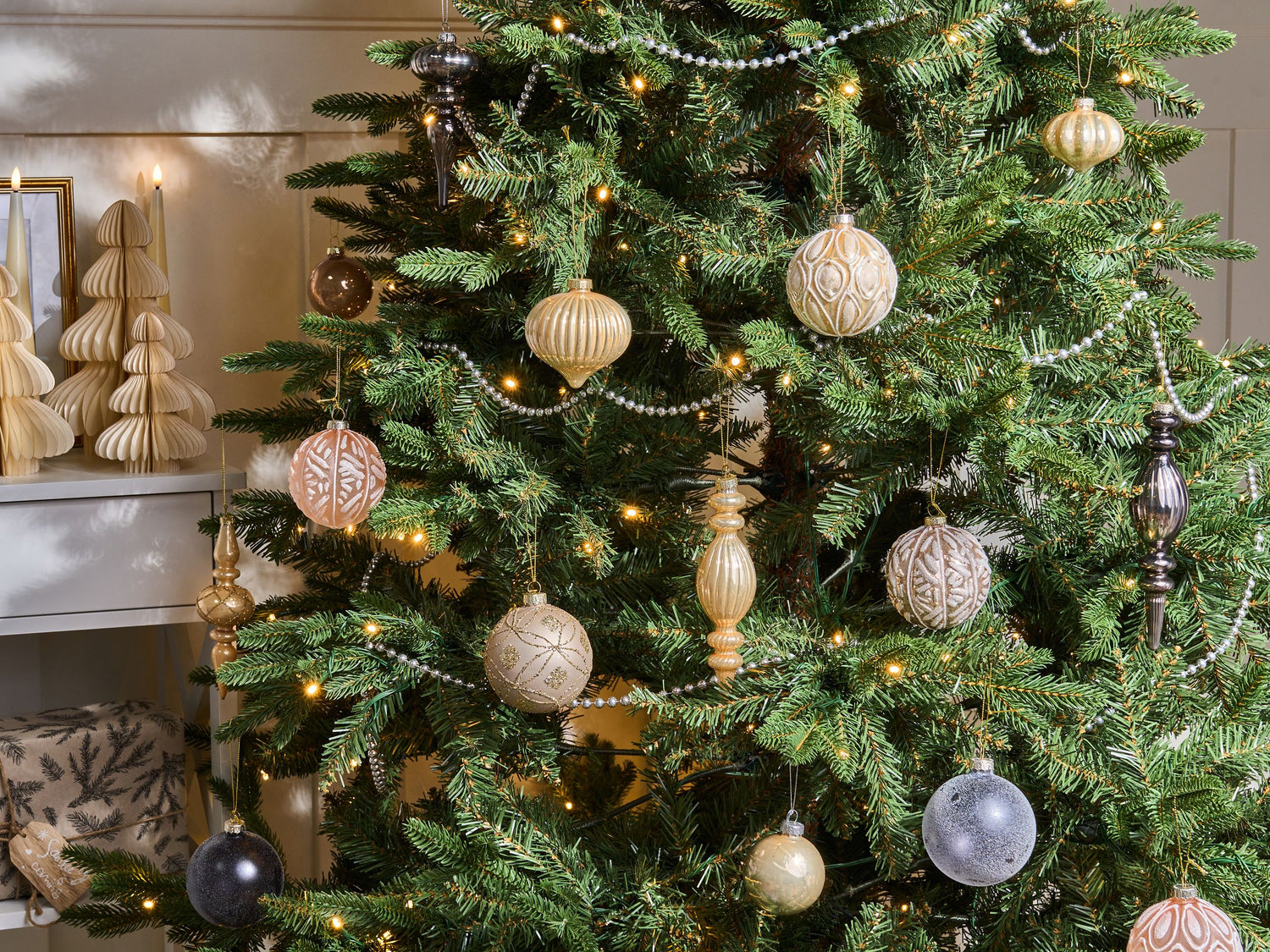 Beliani - WINTERLIGHT - Set van 24 kerstballen - Rosegoud - Glas