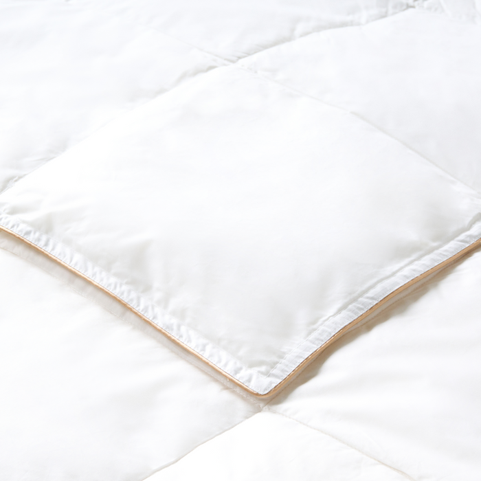 Beliani - EIGER - Dekbed medium warm - Wit - 150 x 200 cm - Eendendons