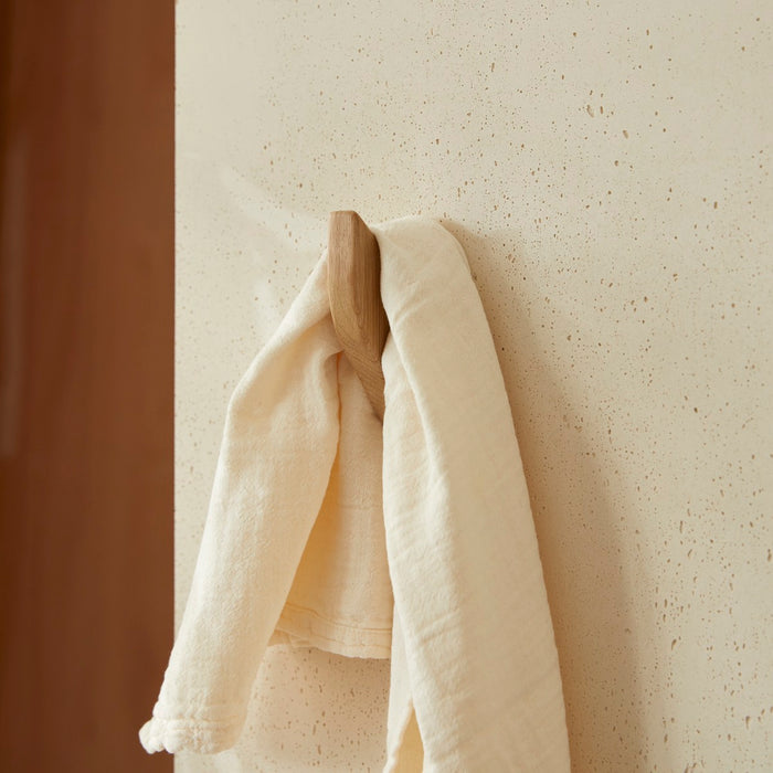 Tikamoon - wandhaak in massief eikenhout Lea