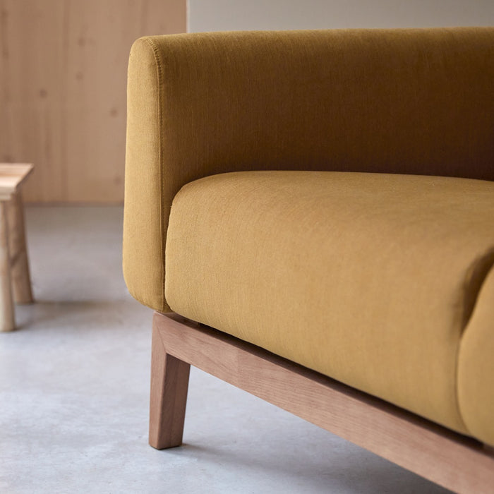 Tikamoon - Bjorn - Driezitsbank van massief eiken en mosterdgele stof