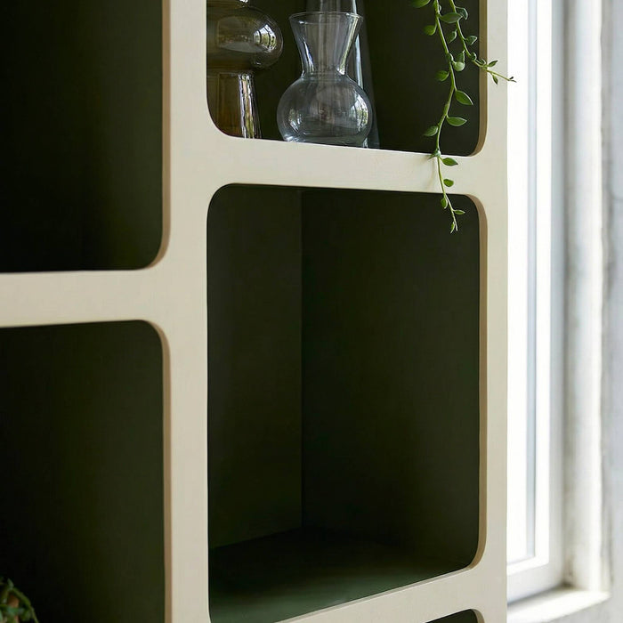 sweeek - Organische boekenkast met tweekleurig houtdecor 8 vakken