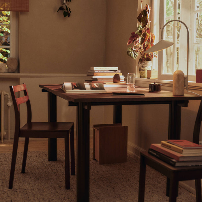 Ferm Living Atura Eettafel 160 x 90 cm - Dark Chocolate / Burgundy Linoleum