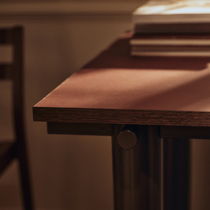 Ferm Living Atura Eettafel 160 x 90 cm - Dark Chocolate / Burgundy Linoleum